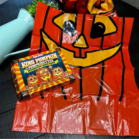 Vintage GLAD King Pumpkin Decorative Lawn Bags - Picture 1 of 5